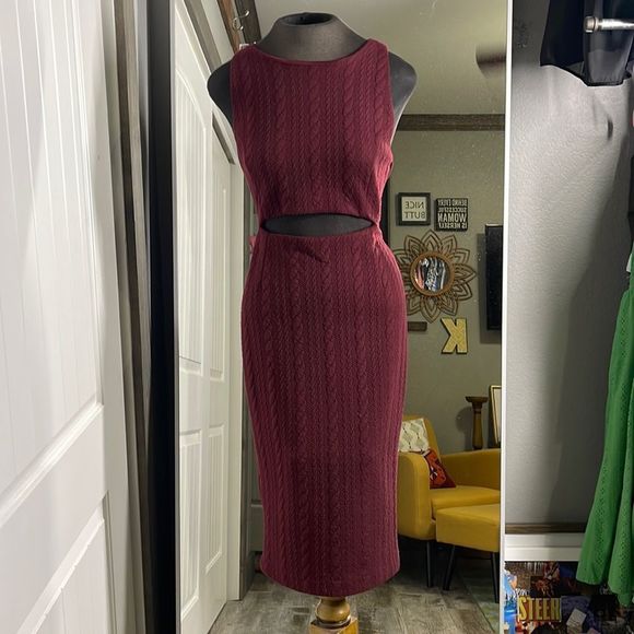 Gianni Bini Dresses & Skirts - Gianni Bini midi maroon keyhole dress Size: medium